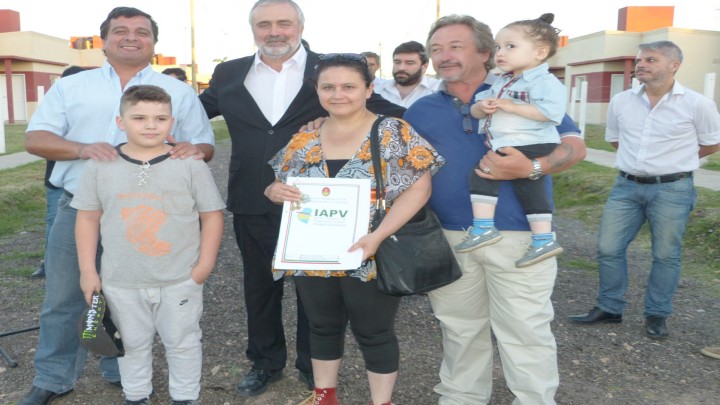 Treinta y seis familias  de Rosario del Tala recibieron sus nuevas viviendas