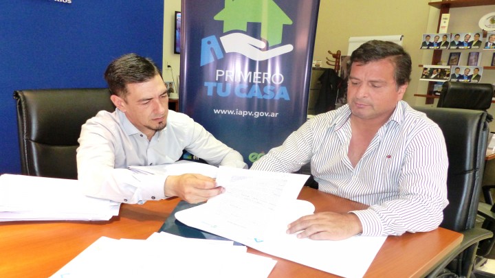 La provincia rubricó contratos para construir 90 viviendas en localidades entrerrianas