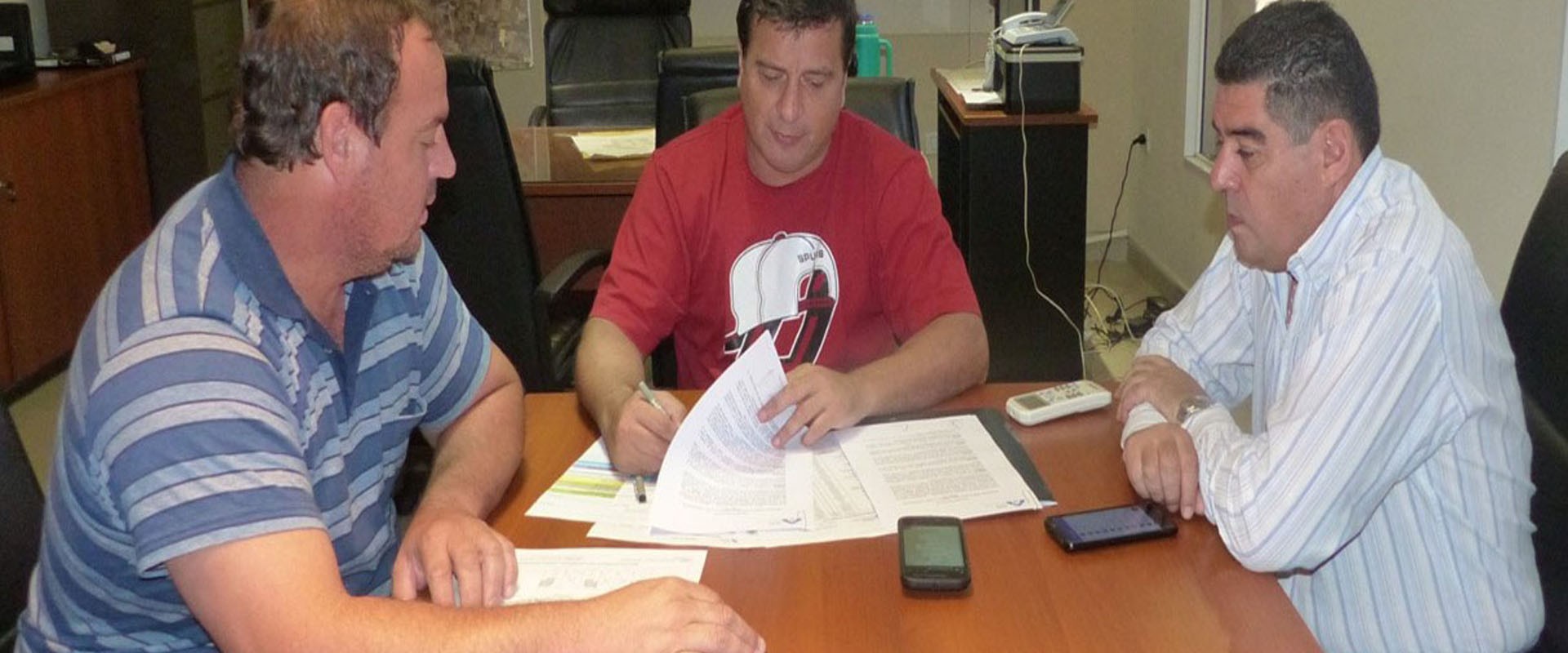 Se rubricó el contrato para construir nuevas viviendas en Colonia Santa María y Las Margaritas