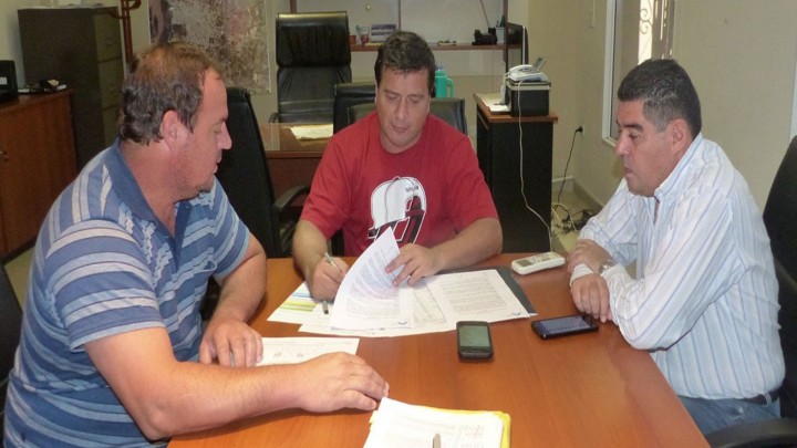 Se rubricó el contrato para construir nuevas viviendas en Colonia Santa María y Las Margaritas