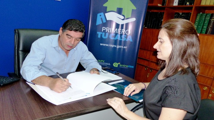 Rubricaron contrato para construir nuevas viviendas en Antonio Tomás