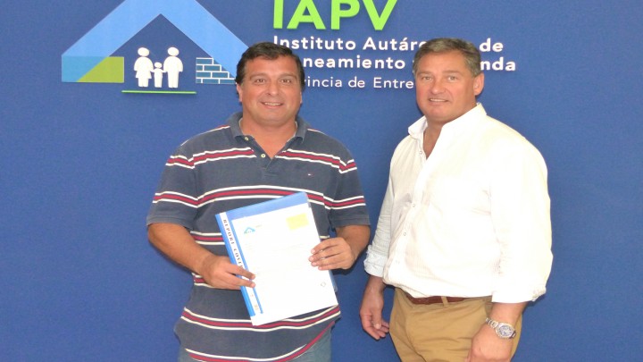 La provincia rubricó convenio para construir 15 viviendas para docentes en Diamante