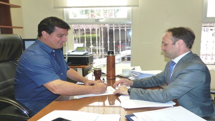 La provincia rubricó el contrato para construir nuevas  viviendas en Ubajay