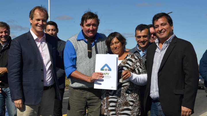 Se inauguran 101 nuevas viviendas en dos  localidades entrerrianas