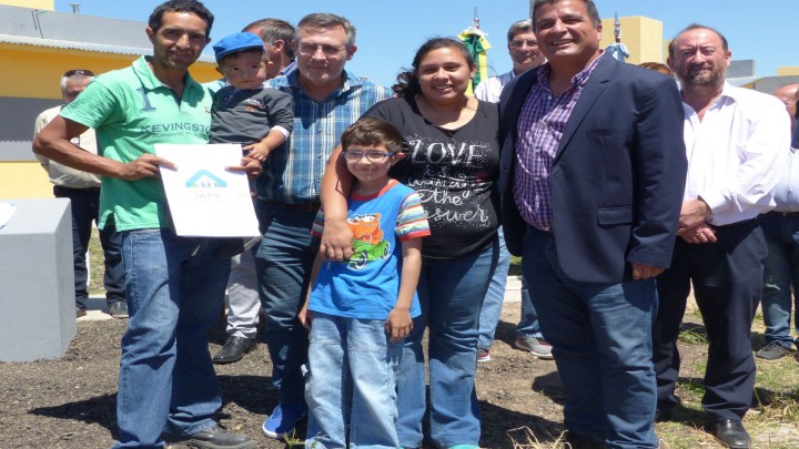 Familias de San Salvador recibieron su casa propia financiada por la provincia