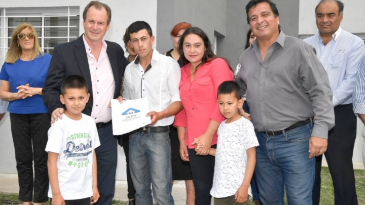 La provincia rubricó convenio  para construir nuevas viviendas en Gualeguaychú y  Viale  con recursos propios