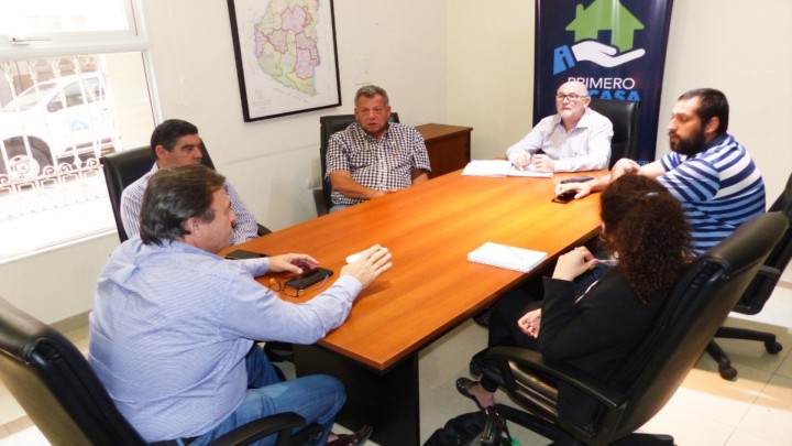 Se analizó la política de viviendas para trabajadores rurales