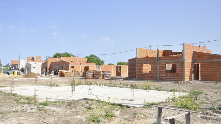 Con recursos provinciales se construyen viviendas en otras cinco localidades entrerrianas