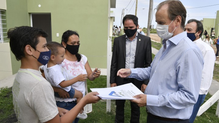 Bordet inauguró viviendas en Larroque