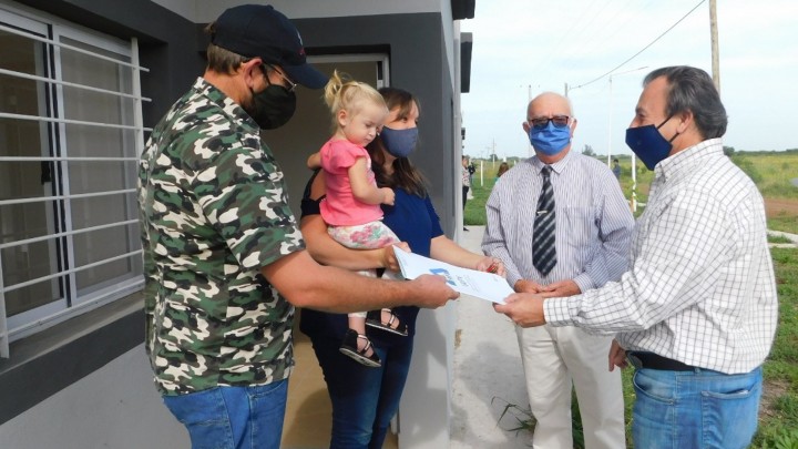Se entregaron nuevas viviendas para familias de tres localidades entrerrianas