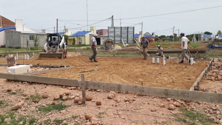Comienzan la construcción de 16 viviendas en Caseros con recursos propios