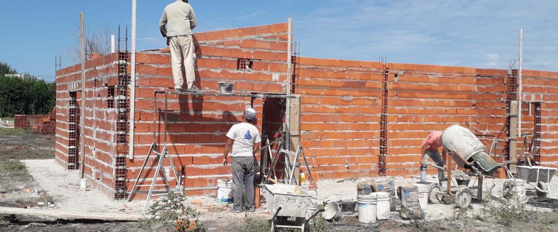 Con fondos provinciales se construyen nuevas viviendas en La Paz y Villa Mantero