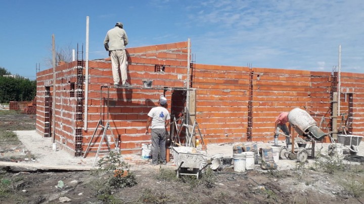 Con fondos provinciales se construyen nuevas viviendas en La Paz y Villa Mantero
