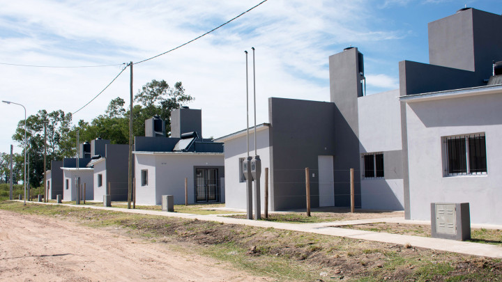 La provincia rubricó convenios para construir 58 viviendas para Villaguay y Chajarí