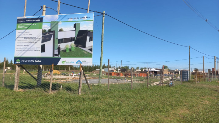 Comenzaron la construcción de 48 nuevas viviendas financiadas por la provincia en tres localidades