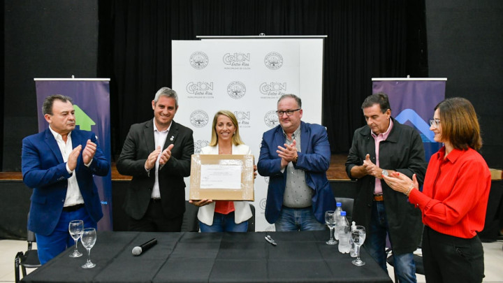 En Colón, Stratta participó de la apertura de sobres para la construcción de nuevas viviendas