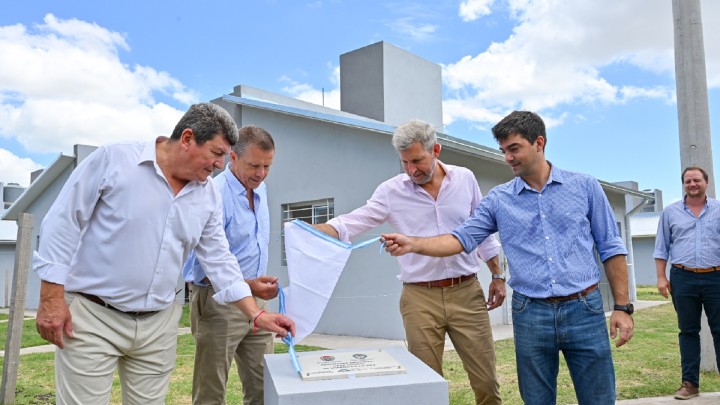 El gobierno provincial entregó 60 viviendas en La Paz