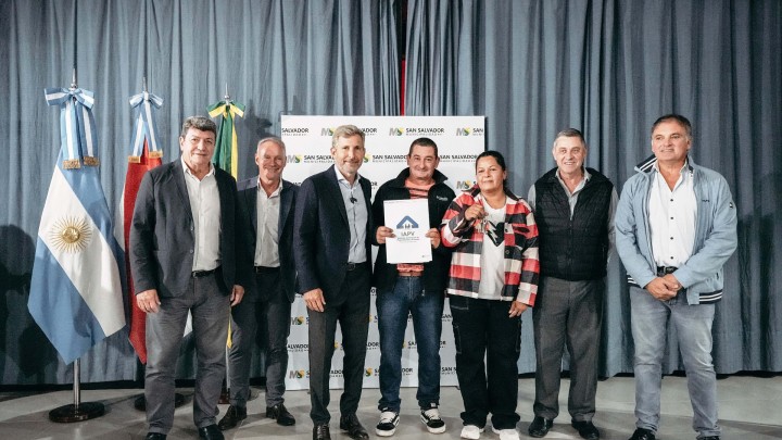 El gobernador inauguró un barrio y entregó escrituras de viviendas en San Salvador