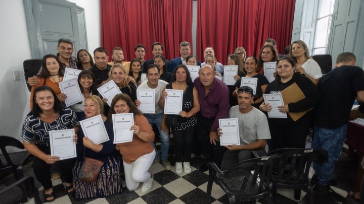 Familias de Nogoyá recibieron las escrituras de sus viviendas