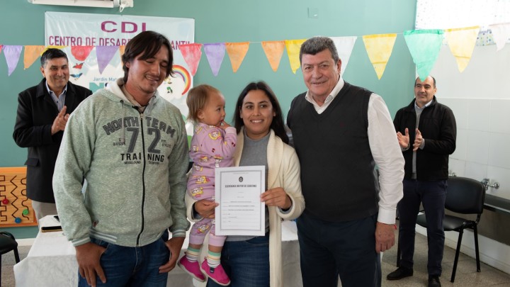 Familias de San Gustavo y Bovril firmaron escrituras y accedern a la propiedad de sus viviendas