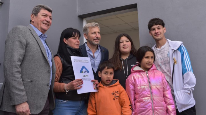 El gobernador entregó viviendas a diez nuevas familias de General Racedo