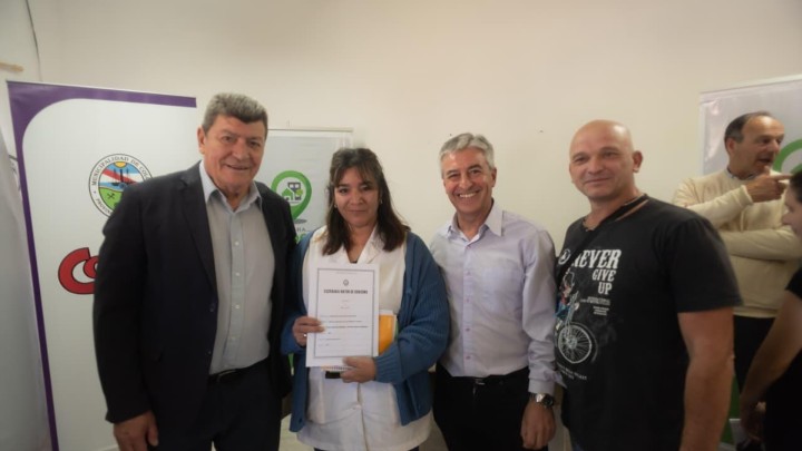 Se rubricaron escrituras de viviendas para familias de Coln y Villa Elisa