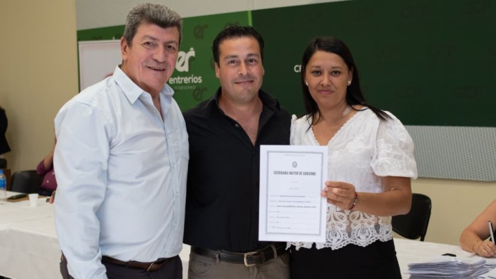 Son 100 las familias que accedieron a las escrituras de su vivienda en el departamento Concordia