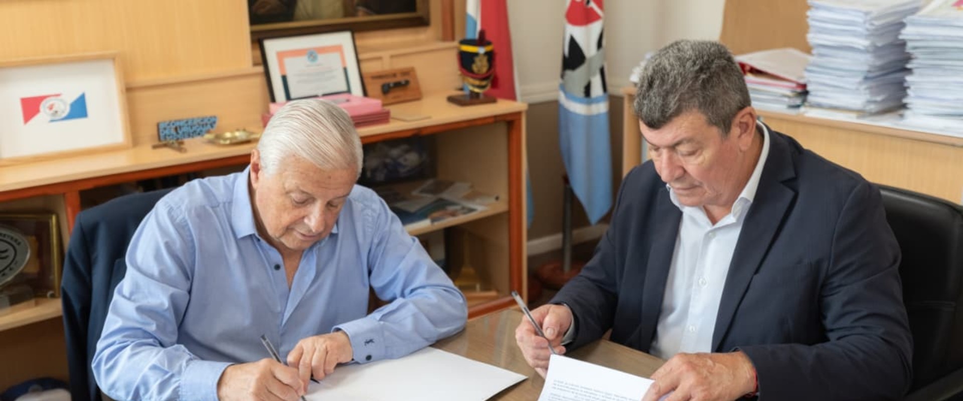 Rubricaron un convenio para la terminaci&oacute;n de 63 viviendas en Concepci&oacute;n del Uruguay