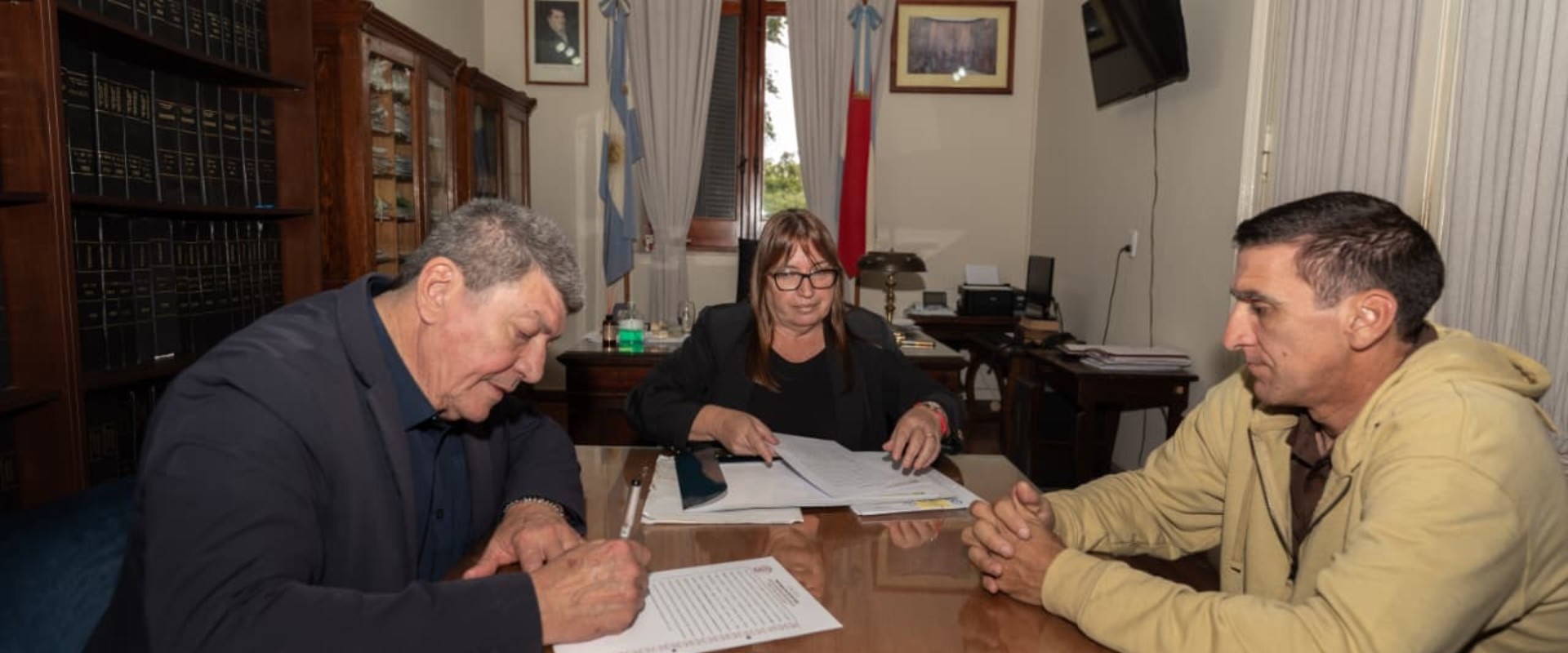 Se rubric&oacute; el contrato para construir 10 nuevas viviendas para el personal policial en Chajar&iacute;
