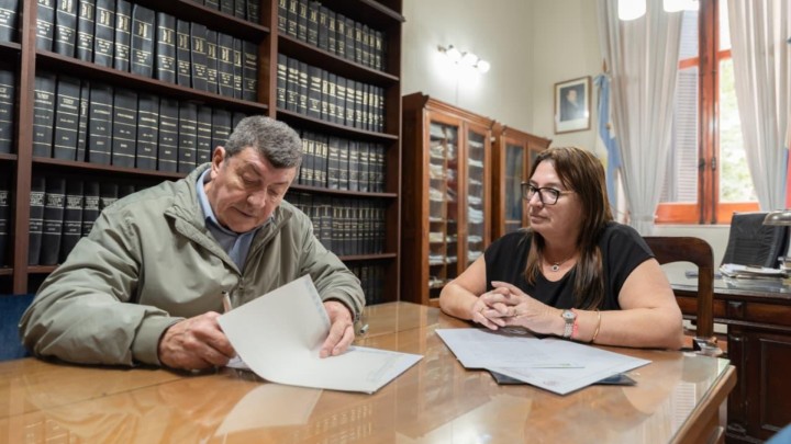 La provincia firm&oacute; el contrato para la terminaci&oacute;n de 30 viviendas en Paran&aacute;