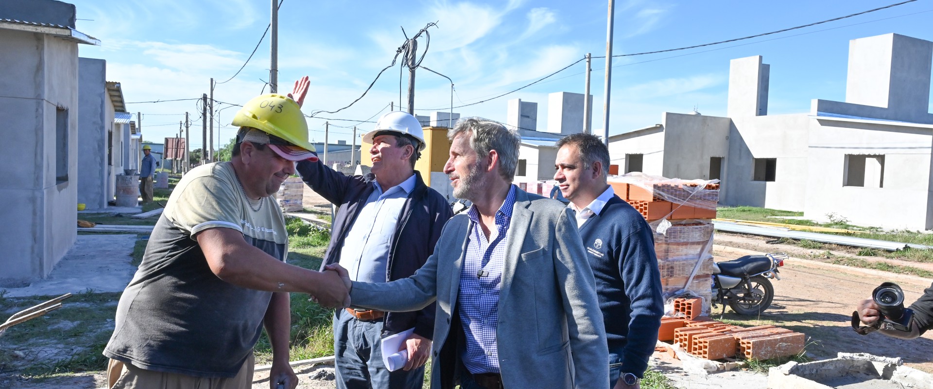 El gobernador recorri&oacute; viviendas en construcci&oacute;n y ratific&oacute; la finalizaci&oacute;n de obras habitacionales en Gualeguaych&uacute;