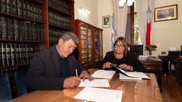 Mar&iacute;a Grande es el primer municipio en firmar convenio para construir viviendas con financiamiento provincial