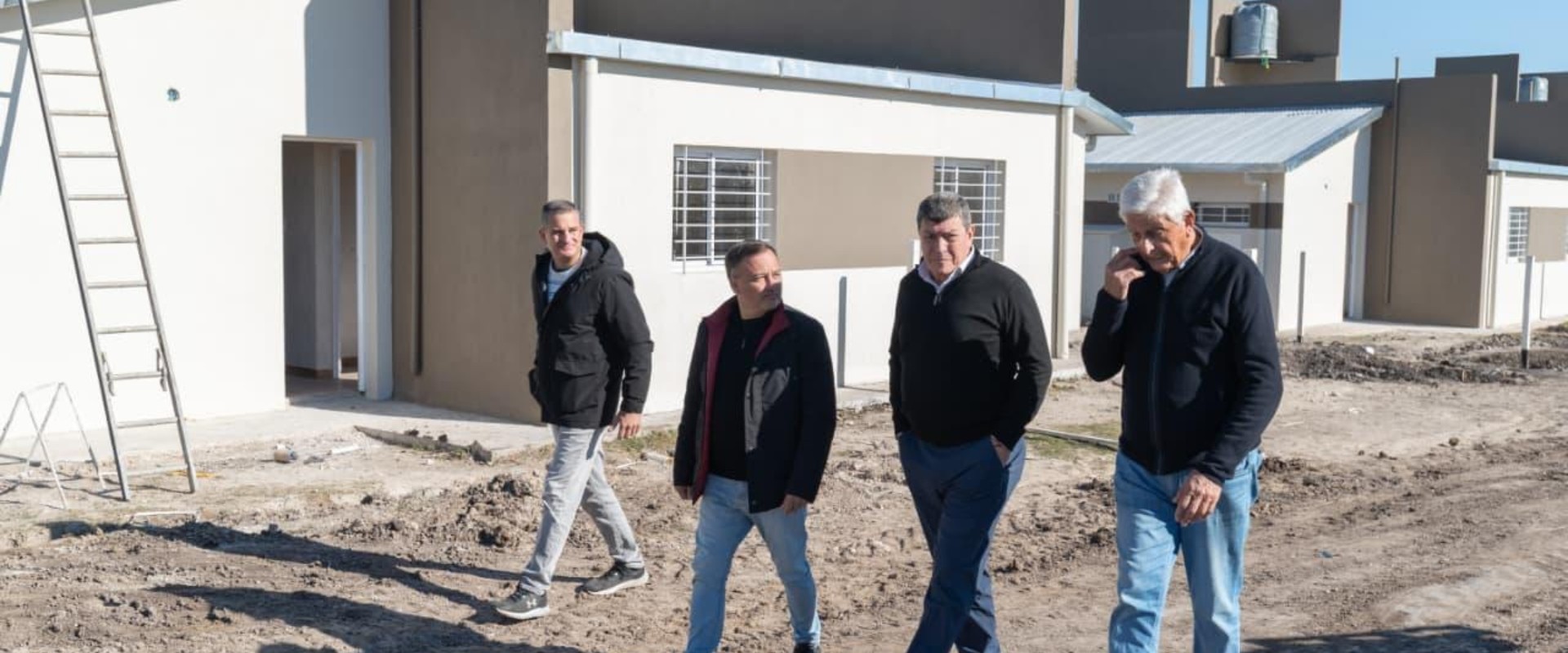 Autoridades recorrieron las viviendas que se construyen en Piedras Blancas