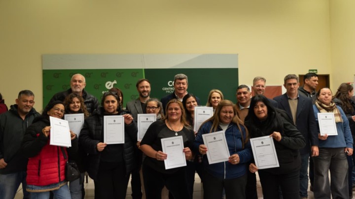 Cerca de 80 familias de Concordia y Colonia Ayu&iacute; recibieron las escrituras de sus viviendas