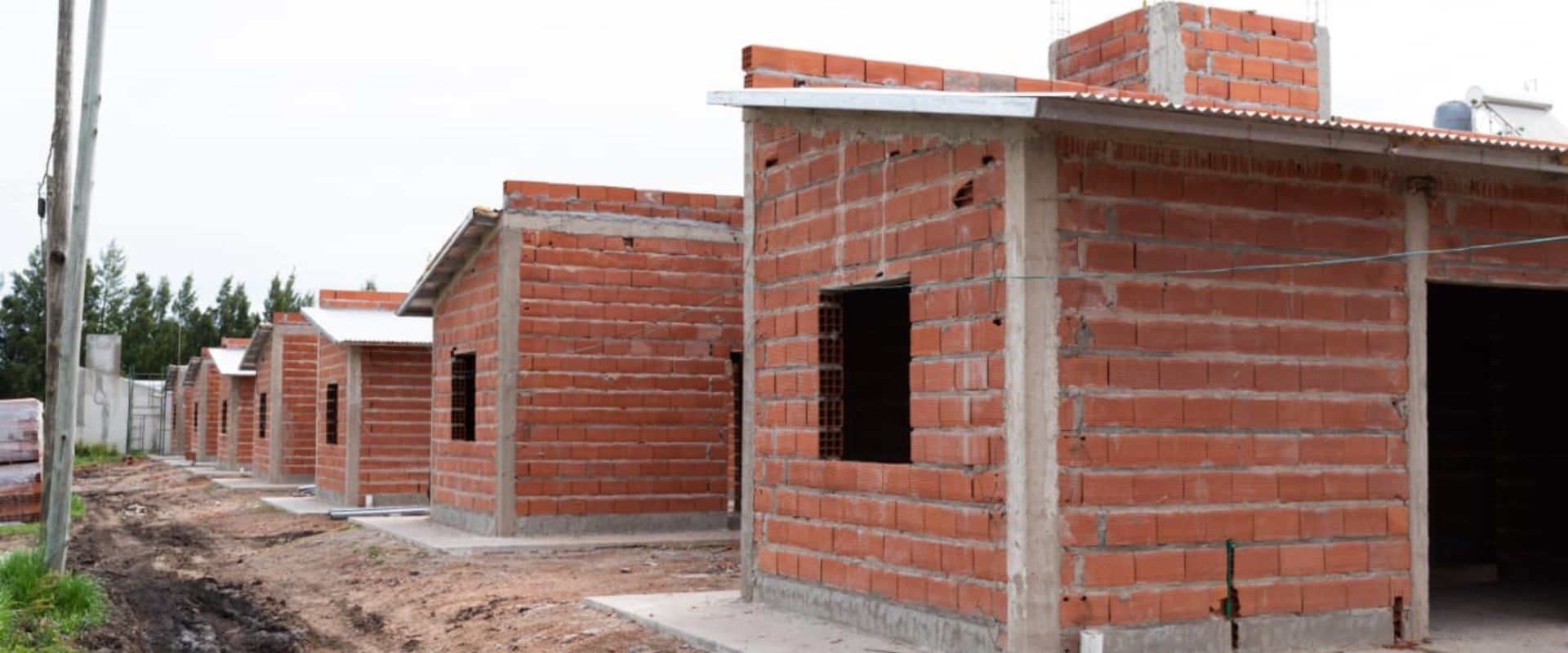 Autoridades recorrieron la obra de 22 viviendas que la provincia construye en Villa Elisa