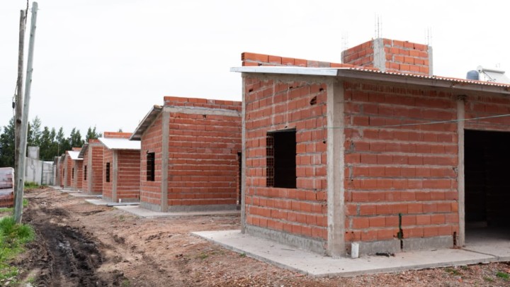 Autoridades recorrieron la obra de 22 viviendas que la provincia construye en Villa Elisa
