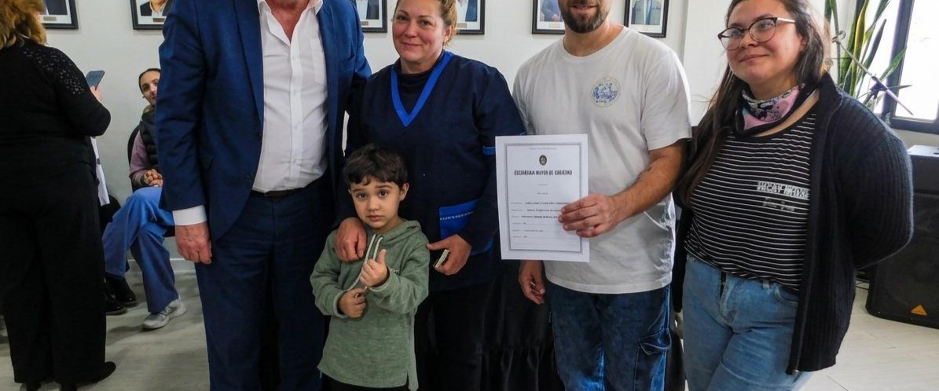 Familias de Santa Elena firmaron las escrituras de sus viviendas