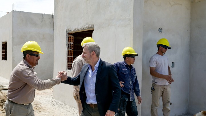 Frigerio recorri&oacute; la obra de 10 viviendas destinadas personal policial en Chajar&iacute;