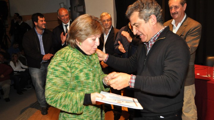 Urribarri entregó 96 viviendas en Concepción del Uruguay y aportes para obras en escuelas y en municipios